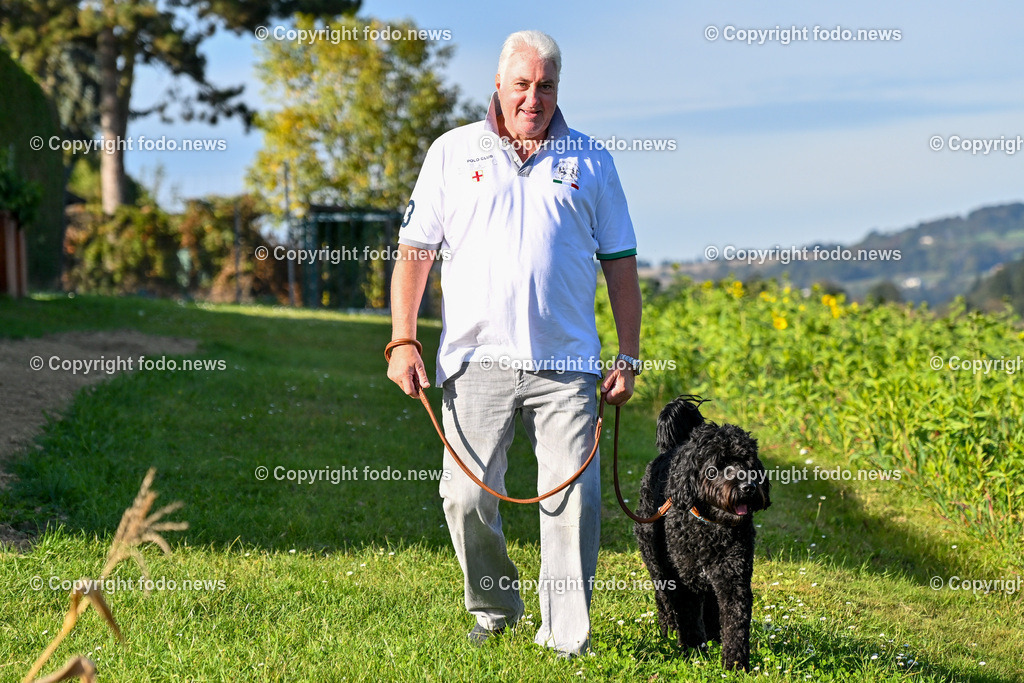 Hermann Egger_ FA. f. Radiologie - Prakt. Arzt_ 23.10.2023-2 | 23.10.2023, Leonding, AUT, Hermann Egger, im Bild Hermann Egger (FA. f. Radiologie - Prakt. Arzt) mit Hund Lupo