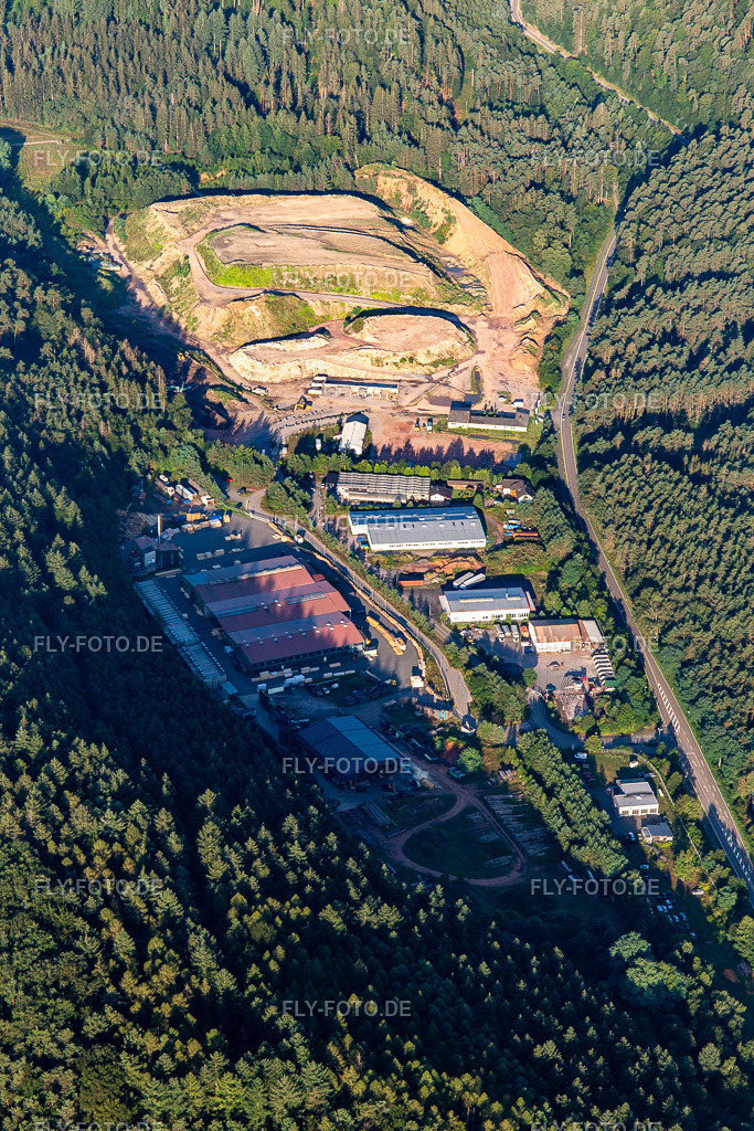 BauLog-HW GmbH(Bauschuttrecycling, Bautransporte, Wertstoffhof, Schuttgüterverkauf, Containerdienst), Industrieverpackung Südwestpfalz | Deufol Industrie-Service GmbH https://baulog-hw.de/ | Luftbild: BauLog-HW GmbH(Bauschuttrecycling, Bautransporte, Wertstoffhof, Schuttgüterverkauf, Containerdienst), Industrieverpackung Südwestpfalz | Deufol Industrie-Service GmbH https://baulog-hw.de/ in Hinterweidenthal im Bundesland Rheinland-Pfalz in Deutschland. Foto: IMG_143090.jpg vom 06.08.2024 durch ©2025 Werner Riehm fly-foto.de/copyright - Realisiert mit Pictrs.com