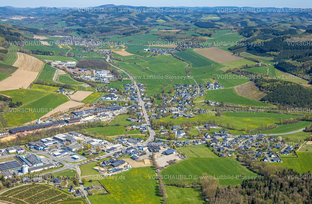 Eslohe260403745 | Luftbild, Ortsansicht Ortsteil Bremke, umgeben von Wiesen und Felder in Hügellandschhaft, Mindener Straße, Bremke, Eslohe, Sauerland, Nordrhein-Westfalen, Deutschland