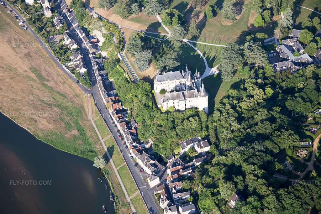 Aerial view: View of the town in Chaumont-sur-Loire in the state Loir et Cher, France. – Photo: IMG_081221.jpg taken on 06/19/2015 by Werner Riehm/FLY-FOTO.com – Resolution of the original: 5472 x 3648 px