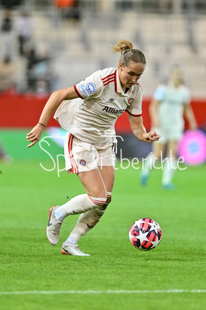 FC Bayern München Frauen - Arsenal London Frauen | am Bal Sydney LOHMANN (FCB #12) / Freisteller / Einzelfoto / UEFA Womens Champions League: FC Bayern München Frauen - Arsenal London Frauen, FC Bayern Campus am 09.10.2024