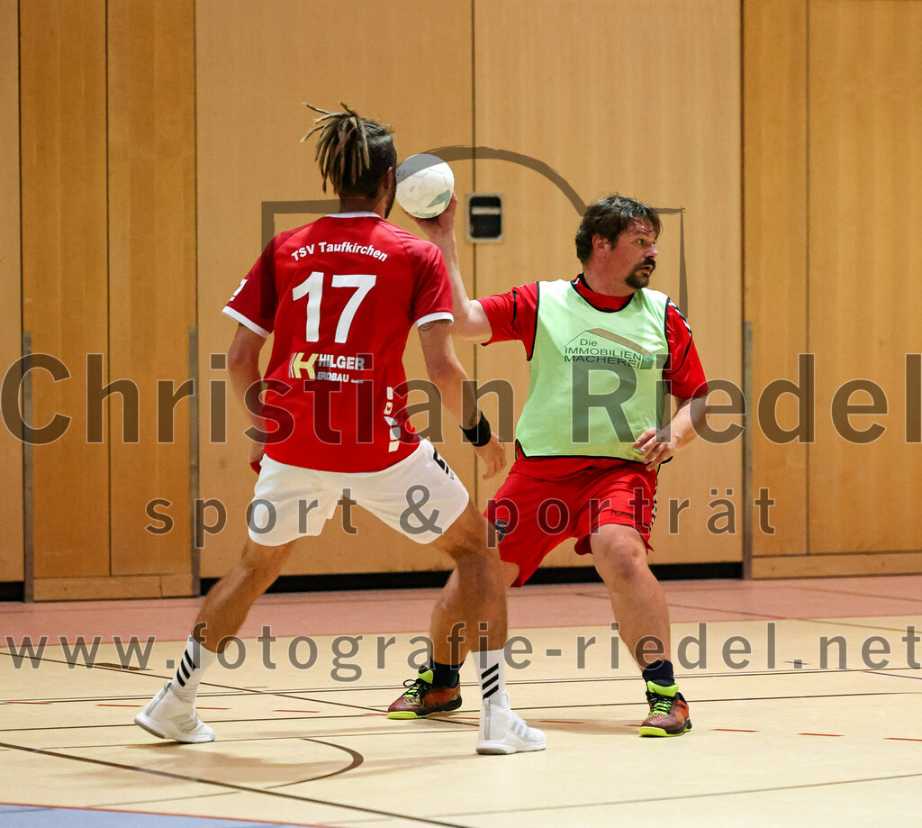 2022-10-01_048_SpVgg_Altenerding_II_gegen_TSV_Taufkirchen-Vils | Erding, Deutschland, 01.10.2022:
Handball, Bezirksklasse Männer 2022 / 2023, 1. Spieltag, SpVgg Altenerding II gegen TSV Taufkirchen/Vils, Endergebnis: 21:32

Dion Heydemann (TSV Taufkirchen/Vils, #17)

Foto: Christian Riedel / fotografie-riedel.net