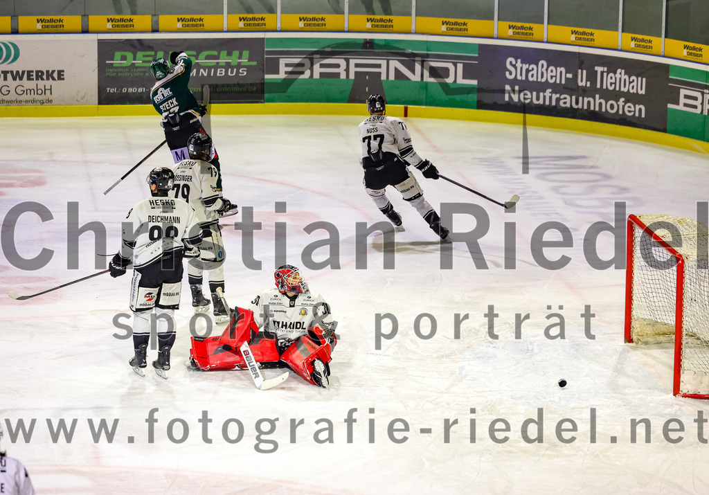 2026-01-30_018_TSV_Erding_gegen_EHF_Passau_Black_Hawks | Erding, Deutschland, 30.01.2026:Eishockey, Oberliga Süd 2025 / 2026, 42. Spieltag, TSV Erding gegen EHF Passau Black Hawks, Endergebnis: 2:6Tjalf Deichmann (EHF Passau Black Hawks, #98), Torwart Janik Engler (EHF Passau Black Hawks, #30), Thomas Nuss (EHF Passau Black Hawks, #77)Foto: Christian Riedel / fotografie-riedel.net