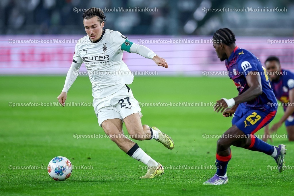 BMG28112501015 | 28.11.2025, Fußball, Borussia Mönchengladbach - RB Leipzig, 1. Fußball Bundesliga, 12.Spieltag, Borussia-Park, Saison 2025 2026: Rocco Reitz (Borussia Mönchengladbach #27) im Zweikampf gegen  Castello Lukeba (RB Leipzig #23) DFB regulations prohibit any use of photographs as image sequences and or quasi-video.