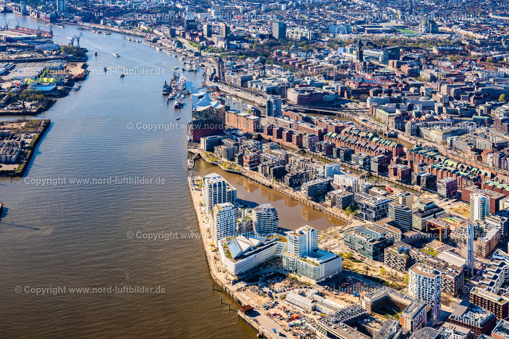 Hamburg_Hafencity_Elbphilharmonie_ELS_4528060425 | HAMBURG 06.04.2025 Baustelle zum Neubau des Gebäudekomplexes des Einkaufszentrum am Überseequartier am Chicagokai - Osakaallee "Westfield" im Bereich des ehemaligen Grasbrooks im Ortsteil Hafencity in Hamburg, Deutschland. Weiterführende Informationen bei: CHRISTIAN DE PORTZAMPARC,  Depenbrock Bau GmbH & Co. KG,  F + Z Baugesellschaft, Zweigniederlassung der Hecker Bau GmbH & Co. KG,  Stump-Franki Spezialtiefbau GmbH,  Unibail-Rodamco Germany GmbH,  Unibail-Rodamco ÜSQ Süd Quartiersmanagement GmbH. // Construction site for the new building complex of the shopping center at Ueberseequartier at Chicagokai - Osakaallee in the area of the former Grasbrooks in the Hafencity district in Hamburg, Germany. Further information at: CHRISTIAN DE PORTZAMPARC,  Depenbrock Bau GmbH & Co. KG,  F + Z Baugesellschaft, Zweigniederlassung der Hecker Bau GmbH & Co. KG,  Stump-Franki Spezialtiefbau GmbH,  Unibail-Rodamco Germany GmbH,  Unibail-Rodamco UeSQ Sued Quartiersmanagement GmbH. Foto: Martin Elsen