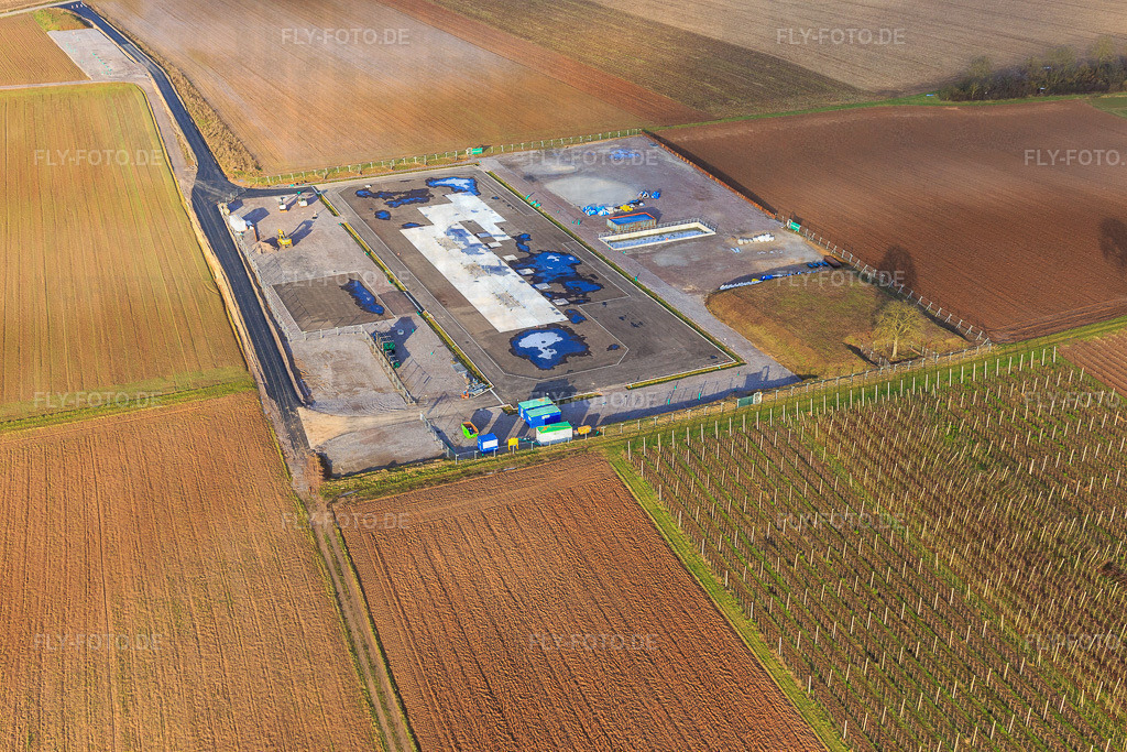 Baustelle des Tiefenbohrplatz V20 von Vulcan Energy am Schleidberg zur Förderung von Geothermie und Lithium https://v-er.eu/de/ | Luftbild: Baustelle des Tiefenbohrplatz V20 von Vulcan Energy am Schleidberg zur Förderung von Geothermie und Lithium https://v-er.eu/de/ in Insheim im Bundesland Rheinland-Pfalz in Deutschland. Foto: IMG_145210.jpg vom 12.01.2025 durch Werner Riehm/FLY-FOTO.de - Realisiert mit Pictrs.com