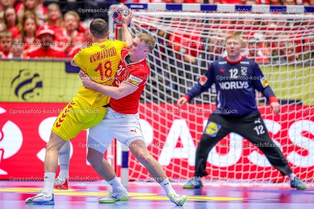EHF16012602145 | 16.01.2026, Handball, Men's EHF EURO 2026, Dänemark - Nordmazedonien, Jyske Bank Boxen in Herning, Dänemark, Preliminary Round:  Filip Kuzmanovski (North Macedonia #18) wird von  Emil Siersbaek Bergholt (Denmark #33) am Kreis festgemacht