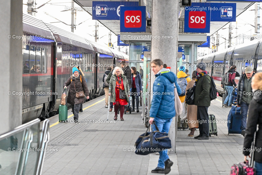 Hauptbahnhof Linz_ Bahnhofshalle_ Bahnsteig_ 26.12.2023-32 | 26.12.2023, Hauptbahnhof Linz, AUT, Bahnhofshalle und Bahnsteig, im Bild Bahnhofshalle, Bahnsteig, Zug, Fahrgaeste, Ticket, Ticketautomat, OEBB, Reisende, Gepaeck, Railjet, Westbahn, ICE, DB, Schild, Anzeigetafel, Linz
