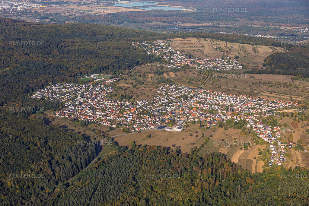 Luftbild: Ortsansicht von Osten im Ortsteil Schöllbronn in Ettlingen im Bundesland Baden-Württemberg in Deutschland. – Foto: IMG_159603.jpg vom 27.09.2026 durch Werner Riehm/FLY-FOTO.de – Auflösung des Originals: 5585 x 3723 px