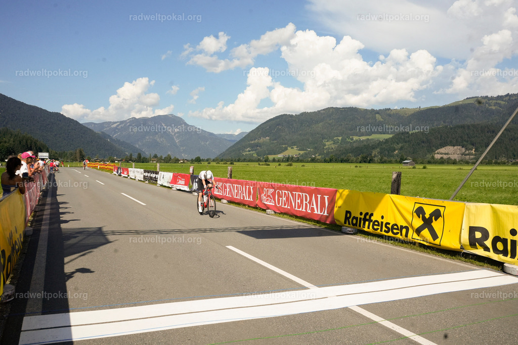 937_20230817_Bewerb_Maenner_Muehlanger | AUT - OESTERREICH, 2023-08-16: SPORT RENNRAD-FAHREN - 55. INTERNATIONALER RADWELTPOKAL IN ST. JOHANN IN TIROL  - Vintage-Radrennen mit WM-Bronze-Medaillen-Siegerin Christina Schweinberger, den Teilnehmer und Alexander Baumann (vom Orginastions-Team) - TAG 2 BEWERB MAENNER IN SECHS GRUPPEN  ; Foto: Roland Muehlanger