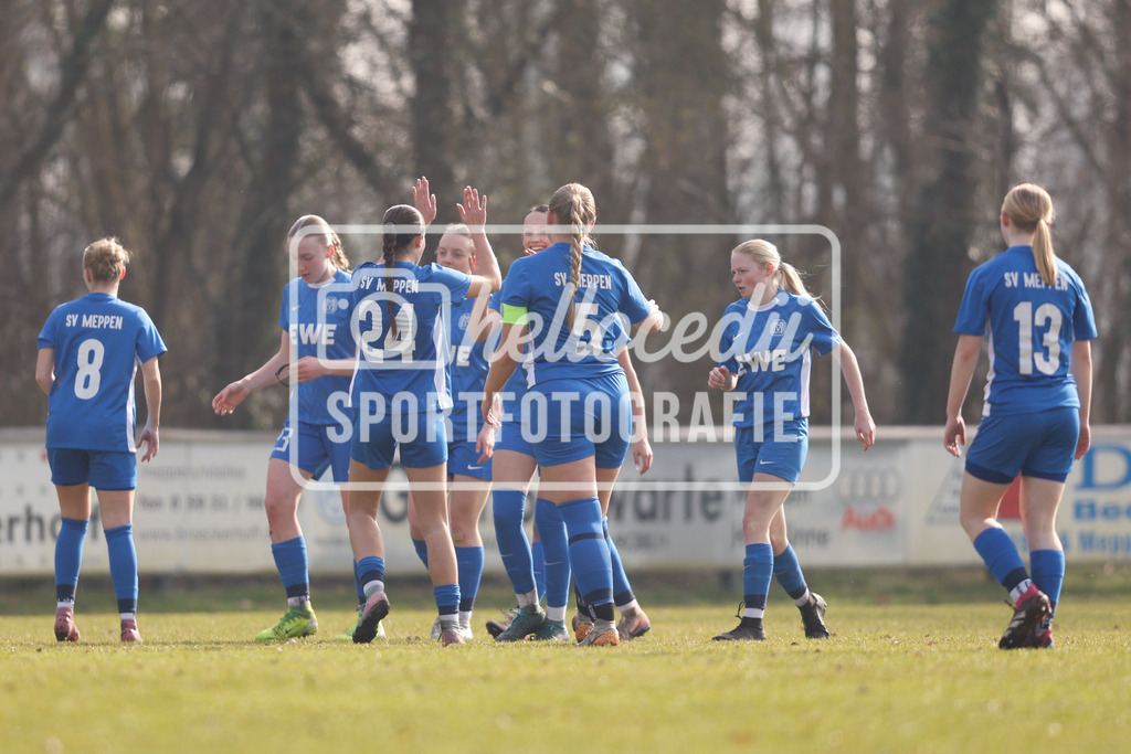 Fußball I Frauen I Saison 2025-2026 I Oberliga Niedersachsen I 15. Spieltag I SV Meppen 1912 e.v. U20 2 - BW Hollage -13 | Lotte Dijkhuizen (8, SV Meppen 1912 e.v.) Mirja Langen (23, SV Meppen 1912 e.v.) Emma Kobytzki (24, SV Meppen 1912 e.v.) Jule Pollmann (5, SV Meppen 1912 e.v.) jubeln nach einem Tor für Meppen - Realisiert mit Pictrs.com