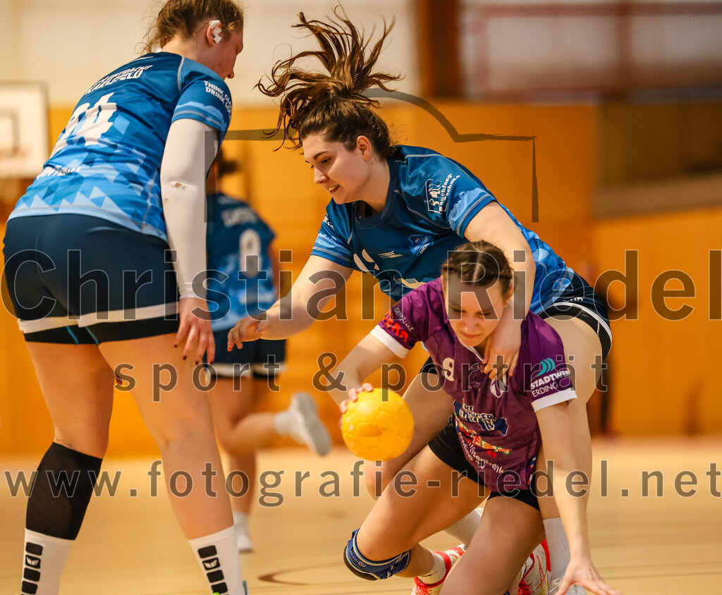 2024-03-09_098_SpVgg_Altenerding_gegen_Eintracht_Dachau-Karlsfeld | Erding, Deutschland, 09.03.2024:
Handball, Bezirksoberliga Frauen Altbayern 2023 / 2024, 17. Spieltag, SpVgg Altenerding gegen Eintracht Dachau-Karlsfeld, Endergebnis: 26:25

Janine Klapproth (TSV Eintracht Karlsfeld, #24), Julia Kranich (SpVgg Altenerding, #9), Nadja Klapproth (TSV Eintracht Karlsfeld, #19)

Foto: Christian Riedel / fotografie-riedel.net