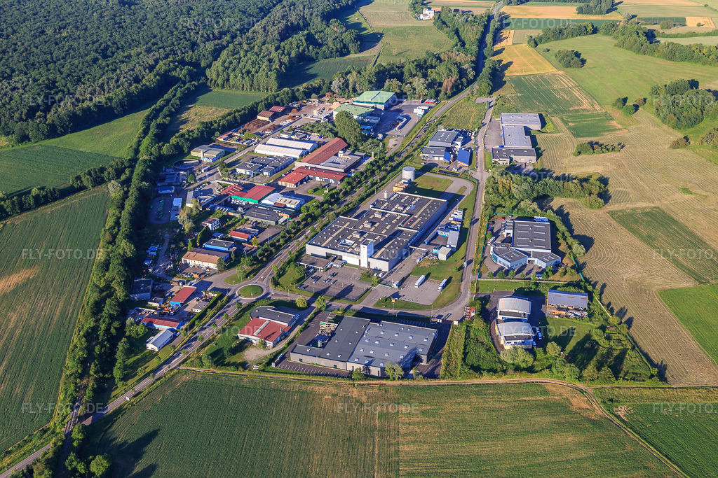 Luftbild: Industriegebiet ZA S mit Emfi und FAHRNER in Niedermodern im Bundesland Bas-Rhin in Frankreich. – Foto: IMG_115455.jpg vom 16.06.2019 durch Werner Riehm/FLY-FOTO.de – Auflösung des Originals: 5472 x 3648 px – Emfi – Fahrner – Plastiques techniques – Plastiques techniques