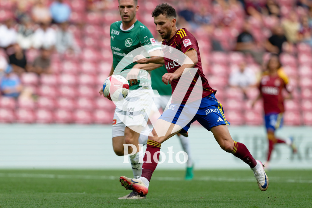 Brack Super League - Servette FC v FC Saint-Gall | Miroslav Stevanovic (9 Servette FC) shoots the ball (action) and scores his team's first goal during the Brack Super League match between Servette FC and FC Saint-Gall at Stade de Geneve in Geneva, Switzerland