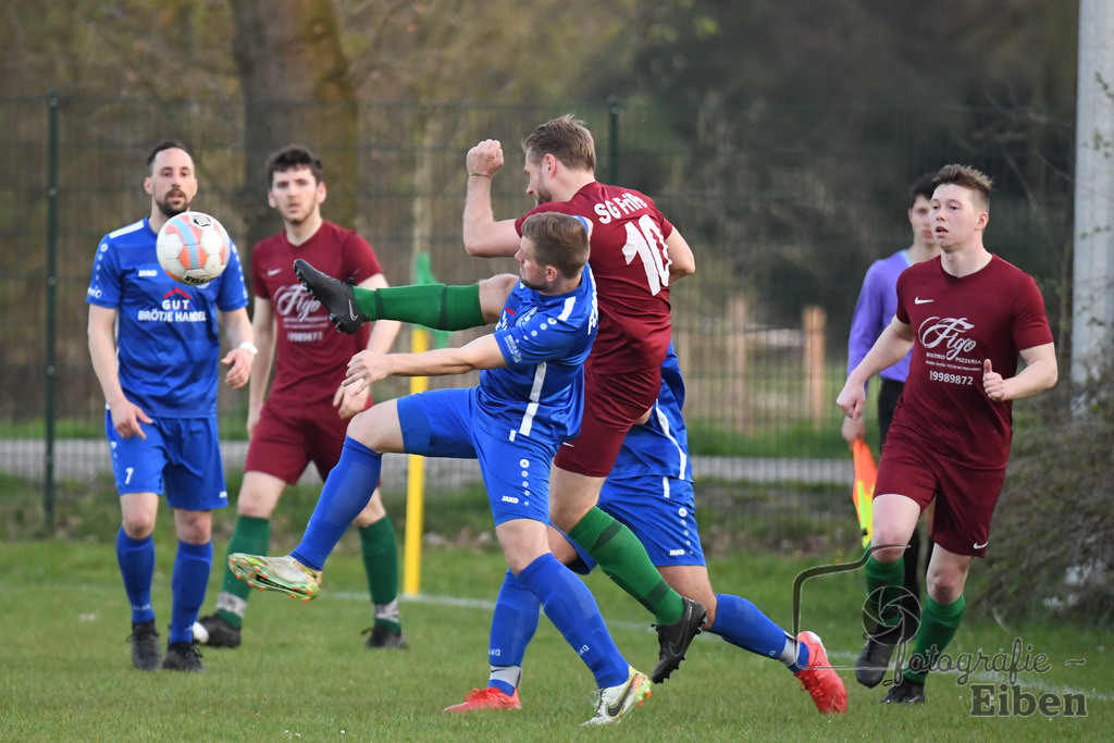 SG FriPe-FC Rastede | Herren Kreisliga; SG FriPe (rot)-FC Rastede (blau) am 21.04.2023; in Petersfehn (A-Platz), Photo: Philip Eiben 2023 - Realisiert mit Pictrs.com