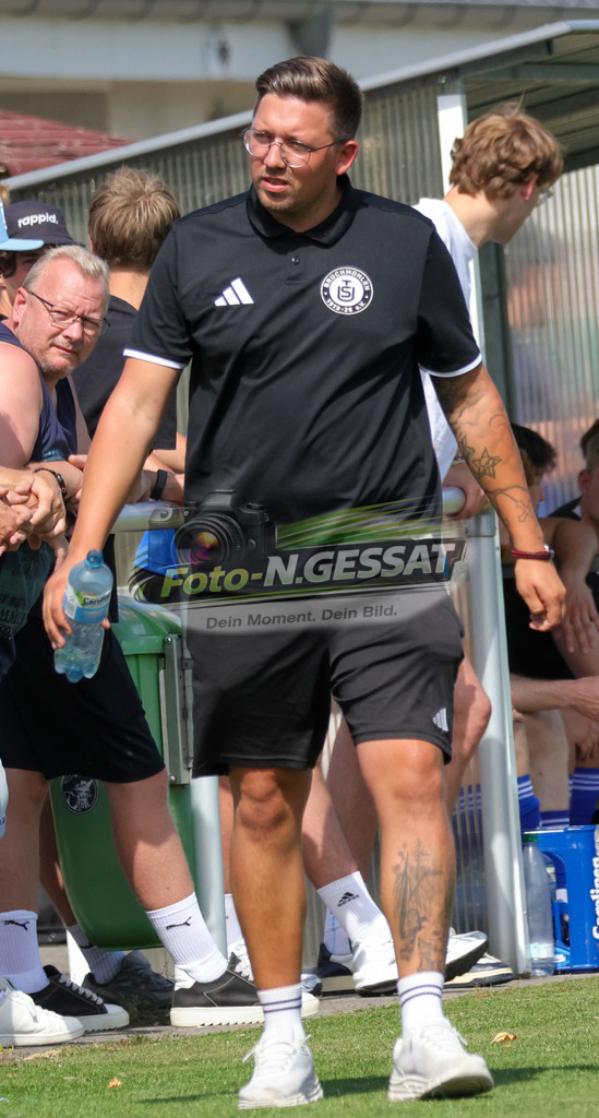 SC Enger - TuS Bruchmühlen | Auf dem Bild zu sehen: TuS Bruchmühlen Trainer: Silas Morgenroth  Bünder SV, TuS Bruchmühlen II, Saison 26/27, Kreisliga A, Enger, Deutschland - Realisiert mit Pictrs.com