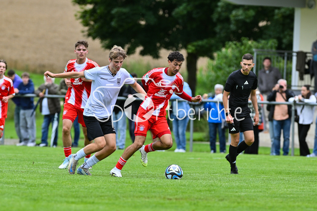 SSV Ulm 1846 Fussball U19 - FC Bayern München U19 | im Duell Linus MAHLE (SSV Ulm U19 10) und Mudaser SADAT (FCB #8) / Zweikampf / U19 DFB Nachwuchsliga: SSV Ulm 1846 Fussball - FC Bayern München, Hauptspielfeld Langenau am 02.08.2025