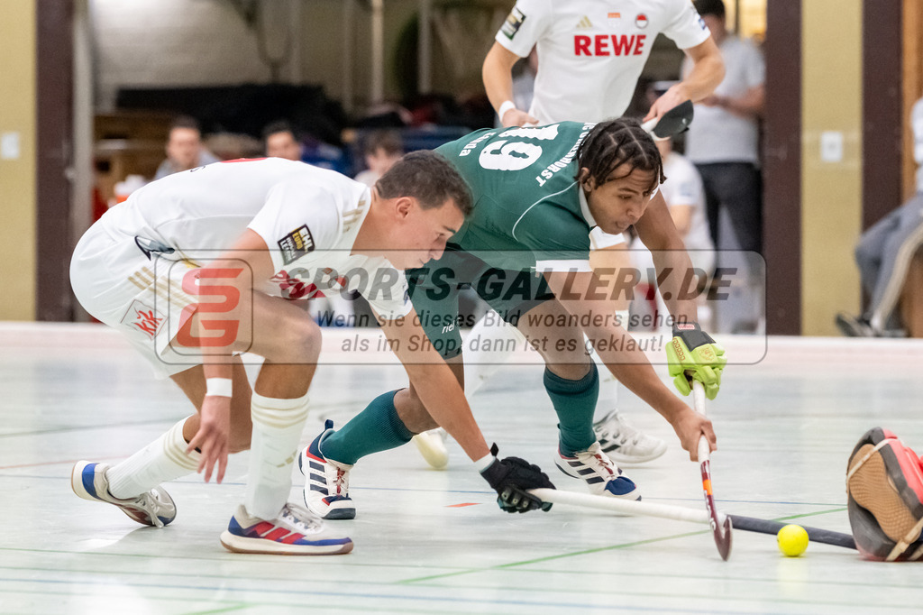 SFE_20240113_0010 | Mülheim, Deutschland, 13.01.2024: William Sanda (Uhlenhorst Mülheim) in Aktion waehrend des Spiels der Halle 1. Bundesliga Herren zwischen Uhlenhorst Mülheim vs Rot-Weiss Köln im Sporthalle Lehnerstr. (HTCU) am 13.01.2024 in Mülheim, Deutschland. (Foto von Stephan Fehrmann)

Mülheim, Germany, 13.01.2024: William Sanda (Uhlenhorst Mülheim) in action during the game of Halle 1. Bundesliga Herren between Uhlenhorst Mülheim vs Rot-Weiss Köln in Sporthalle Lehnerstr. (HTCU) at 13.01.2024 in Mülheim, Deutschland. (Foto von Stephan Fehrmann)