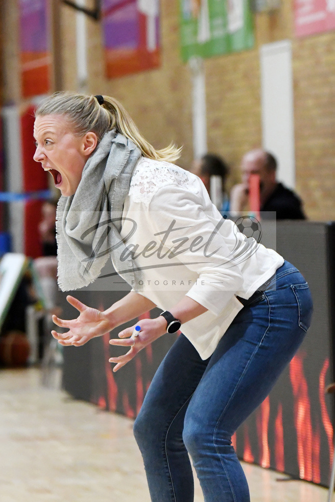 20200209_PAOEBS_0051 | Basketball, Frauen: Trainerin / Headcoach Constanze Wegner (Panthers Academy Osnabrueck) gestikuliert, schaut enttaeuscht, niedergeschlagen, frustriert waehrend des Spiels der 2. DBBL zwischen Panthers Academy Osnabrueck und Eintracht Braunschweig im datos – home of the panthers am 09.02.2020 in Osnabrueck, Deutschland. - Realisiert mit Pictrs.com