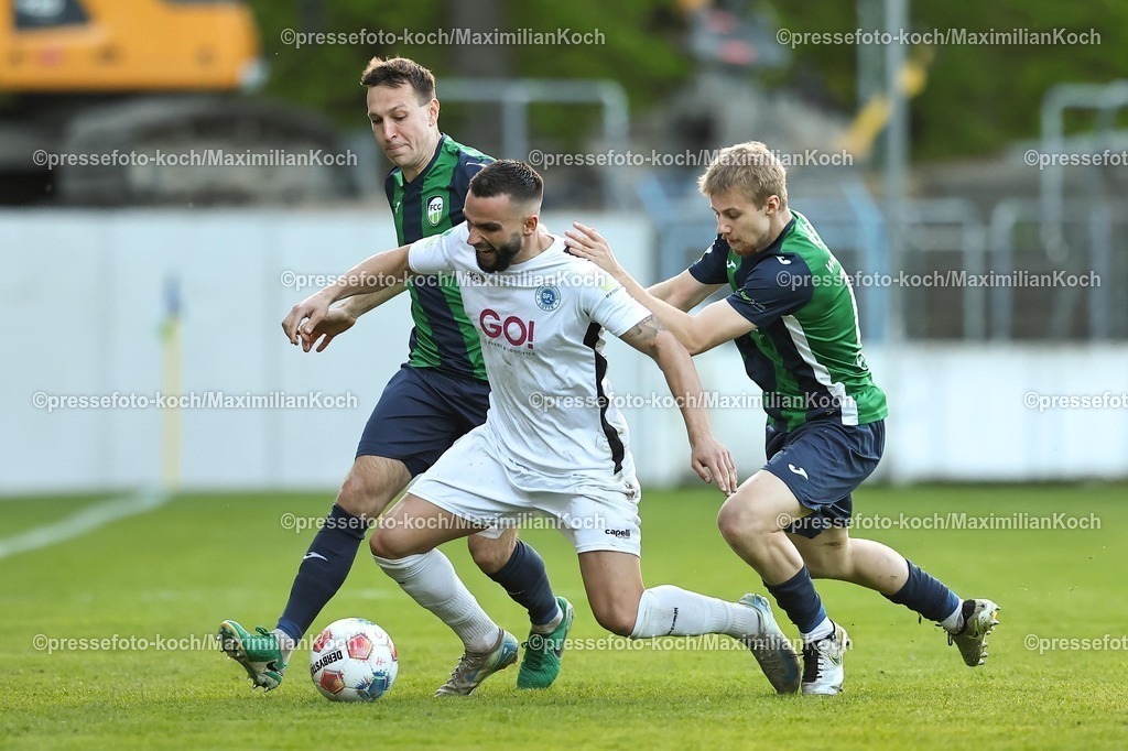 xKWIx24042601051 | 2026.04.24, xkwix, Fußball, Regionalliga West, FC Gütersloh -  Sportfreunde Lotte, Heidewaldstadion, 31.Spieltag, Saison 2025 / 2026: Leon Demaj (VfL Sportfreunde Lotte #28) im Zweikampf gegen Len Wilkesmann (FC Gütersloh #15) und Fynn Arkenberg (FC Gütersloh #33) DFB regulations prohibit any use of photographs as image sequences and or quasi-video. Photo: xKamilxWilkowskixPressefotoKochx