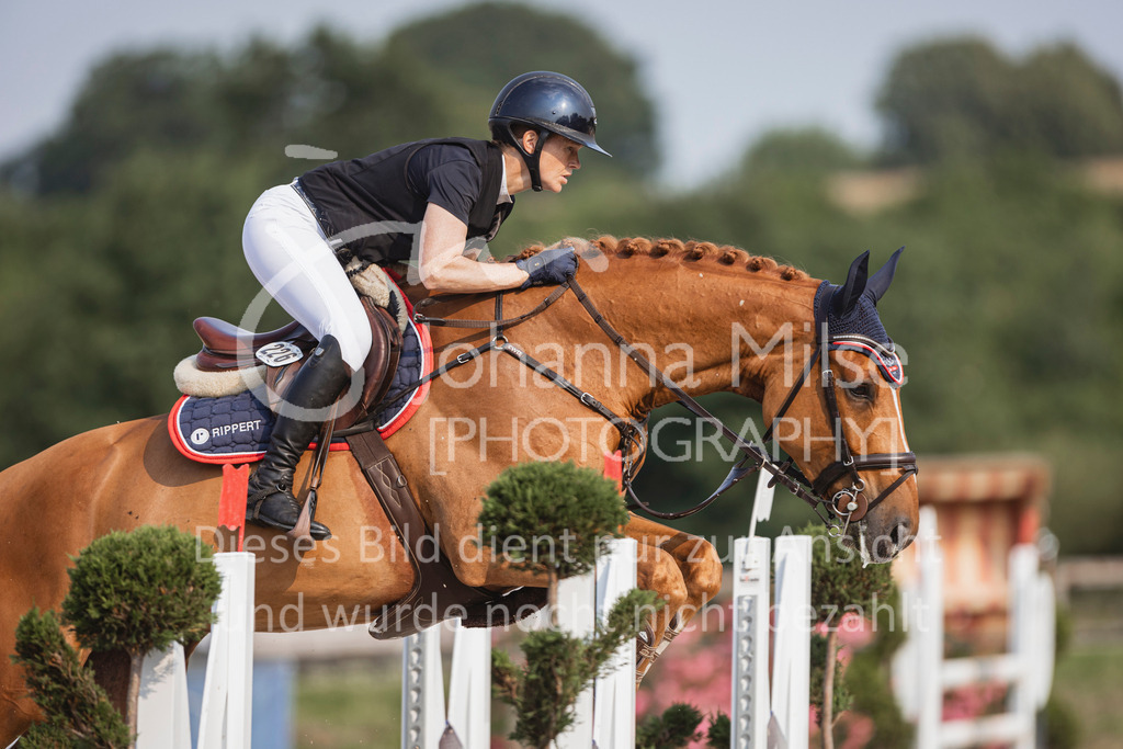 240627_LüPfSpTa_SprPf-M-263 | Deine schönsten Turniermomente als professionelle Fotos! Entdecke hochwertige Pferdesport-Fotografie im Online-Shop. Jetzt Fotos finden & bestellen!