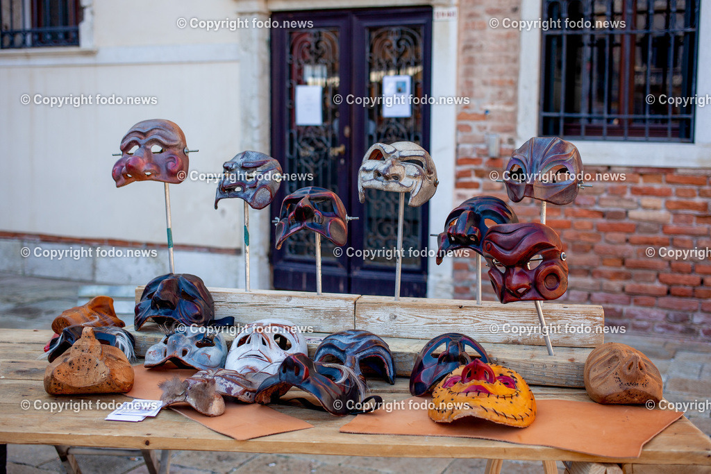 Italien_ Venedig_ 03.03.2025-47 | 03.03.2025, Italien, ITA, Venetien, Venedig, im Bild Venedig, Stadtansichten, Touristen, Reisefeature, Karneval, Masken, maskiert, venezianisch, Reise, Venedig, Venezia, Venetien, Stadtansicht, Campanile, Canale Grande, Markusplatz, Markuskirche, Touristen, Gondel, Gondolere, Faehre, Motorboot, Wassertaxi, Vaporetto, Adria, Lagune, Pfahlbauten, Bruecke, Rialtobruecke, La Gondola, Dogenpalast, Italien, Creativ, Kreativ