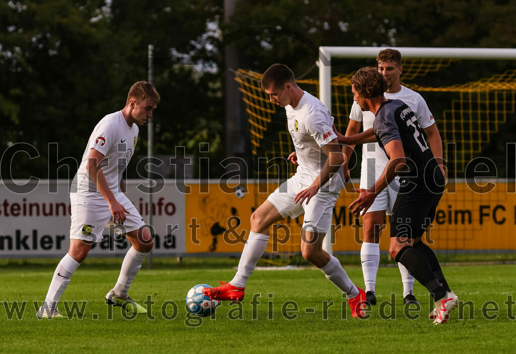 2023-08-08_096_FC_Moosinning_gegen_FC_Langengeisling | Moosinning, Deutschland, 08.08.2023:
Fußball, Bezirksliga Oberbayern Ost 2023 / 2024, 3. Spieltag, FC Moosinning gegen FC Langengeisling, Endergebnis: 0:4

Mats Behrens (FC Moosinning, #16), Fabian Ulitzka (FC Moosinning, #23), Maximilian Birnbeck (FC Langengeisling, #27)

Foto: Christian Riedel / fotografie-riedel.net
