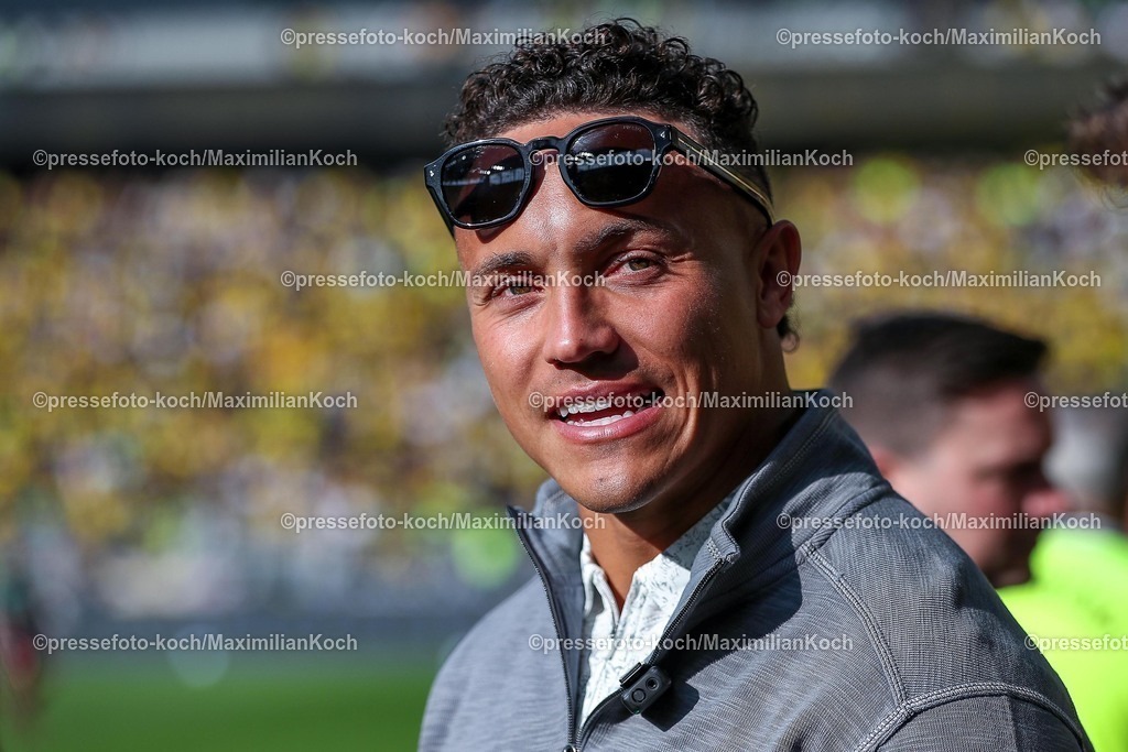 BVB08032501049 | 08.03.2025, Fußball, Borussia Dortmund - FC Augsburg, 1. Fußball Bundesliga, 25. Spieltag, Signal Iduna Park, Saison 2024 2025: Miles Killebrew (American professional football safety and special teamer for the Pittsburgh Steelers of the National Football League (NFL)) zu besuch DFB regulations prohibit any use of photographs as image sequences and or quasi-video.