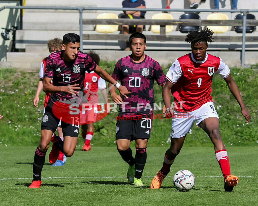 AUSTRIA U15 - MEXICO U15 | Jared Napoles (Mexico #13) Austin Anguiano (Mexico #20) KENNETH ADEJENUGHURE (Austria #9) ; AUSTRIA U15 - MEXICO U15 am 29.04.2022 in Arnoldstein
(Sportplatz), AUSTRIA, (Photo by Ernst Krawagner sport-fan.at) - Realisiert mit Pictrs.com