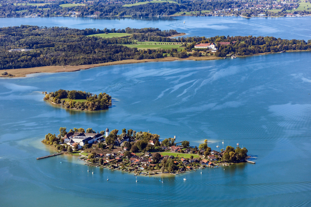dr__0010655.jpg | GSTADT AM CHIEMSEE 27.09.2018 Insel Frauenchiemsee / Fraueninsel mit Gebäudekomplex der Benediktinerinnen-Abtei Frauenwörth im Chiemsee im Landkreis Rosenheim im Bundesland Bayern. // Insel Frauenchiemsee aka Fraueninsel with building complex of the Benedictine Abbey Frauenwoerth in the Chiemsee in the district of Rosenheim in the state of Bavaria. Foto: Daniel Reiter