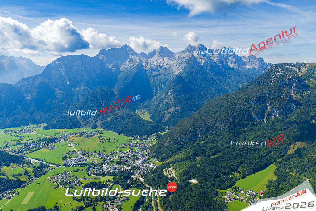 Luftaufnahme der Stadt Lofer Steinberge - Die Luftaufnahme wurde 2025 vom UL-Flugzeug heraus erstellt ( keine Drohne ) - Hochauflösende Luftaufnahme - für professionelle Ausdrucke geeignet. Die Geschenkidee !Mit Lizenz und Bildrechte bestellbar