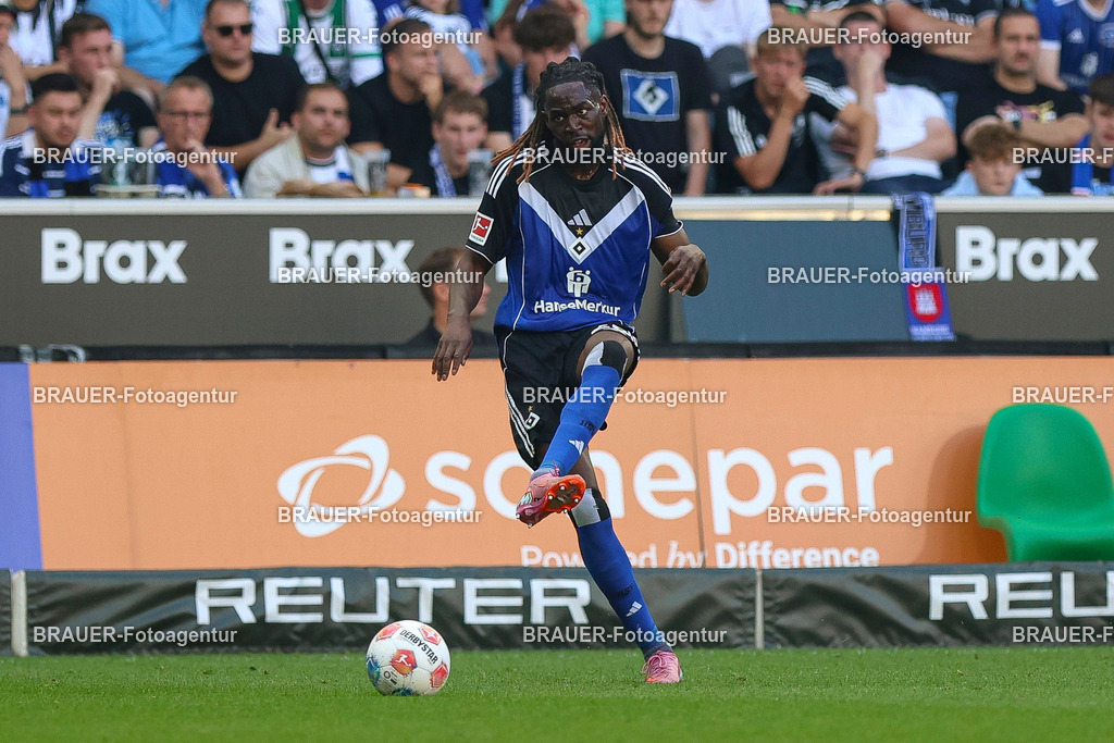 Borussia Mönchengladbach vs Hamburger SV - Bundesliga  | Mönchengladbach, Deutschland, 24.08.25:   Jordan Torunarigha (Hamburger SV) in Aktion am Ball, Einzelaktion waehrend des Spiels der Bundesliga zwischen Borussia Mönchengladbach vs Hamburger SV im Stadion im Borussia Park(Foto von Brauer-Fotoagentur / Adrian Schlueter)