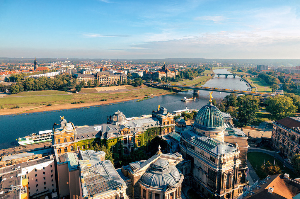 Panoramablick von der Kuppel der Frauenkirche über die Dresdner Altstadt und die Elbe | Das Bild zeigt einen Blick von der Kuppel der Dresden Frauenkirche über die Dresdner Altstadt und die Elbe. Die Elbe: Fließt im Hintergrund durch das Panorama mit der Augustusbrücke und der Carolabrücke.Historische Altstadt: Dächer und Gebäude rund um den Neumarkt und das Schloss - Realisiert mit Pictrs.com