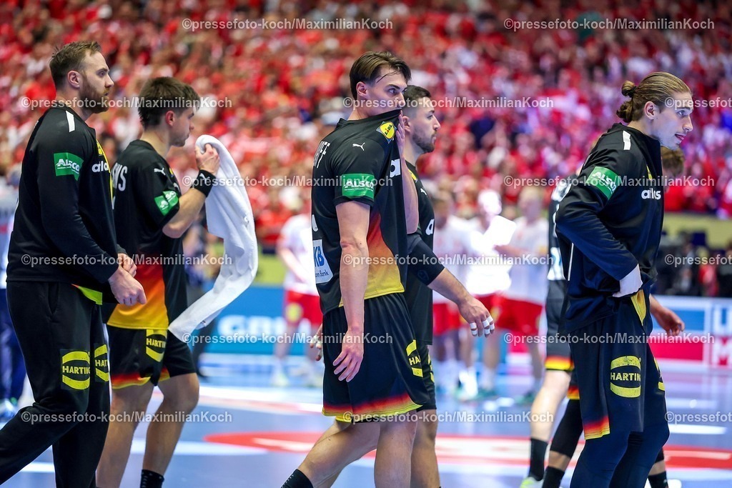 EHF26012603095 | 26.01.2026, Handball, Men's EHF EURO 2026, Deutschland - Dänemark, Jyske Bank Boxen in Herning, Dänemark, Main Round: Enttäuschte Gesichter bei der deutschen Mannschaft nach der Niederlage gegen Dänemark.  Andreas Wolff (Germany #33)  Renars Uscins (Germany #23)  Miro Schluroff (Germany #05)  Juri Knorr (Germany #15)