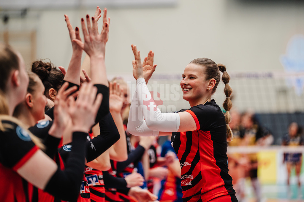 Volleyball | Frauen | Saison 2025/2026 | Volleyball Bundesliga | ETV Hamburger Volksbank Volleys vs. VfB Suhl LOTTO Thüringen | 07.03.2026 | Lilly Faroß (#16, ETV Hamburger Volksbank Volleys) läuft in die Arena ein