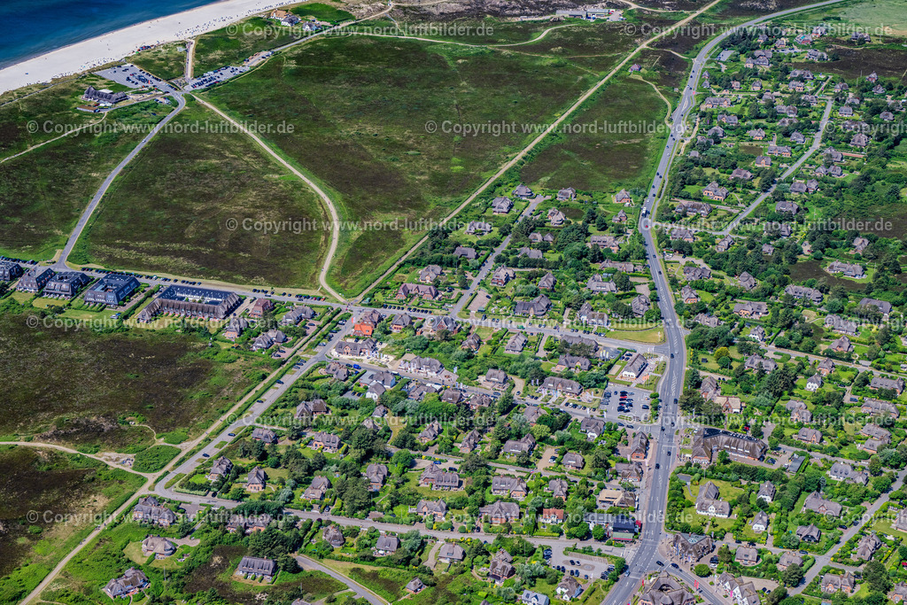Sylt_Kampen_Strönwai_Kurhasstrasse_ELS_5114130625 | KAMPEN (SYLT) 21.06.2025 Ortsansicht an der Meeres-Küste in Kampen Strönwai und Kurhausstraße (Sylt) auf der Insel Sylt im Bundesland Schleswig-Holstein, Deutschland. // View of the sea coast in Kampen Stroewai and Kurhausstrasse (Sylt) on the island of Sylt in the federal state of Schleswig-Holstein, Germany. Foto: Martin Elsen