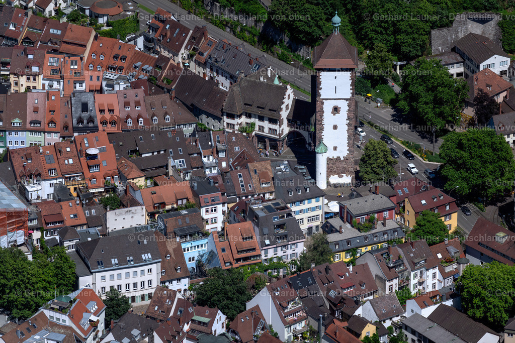 4033087 | FREIBURG IM BREISGAU 30.06.2020 Schwabentor im Stadtzentrum und Altstadt im Innenstadtbereich in Freiburg im Breisgau im Bundesland Baden-Württemberg, Deutschland. Weiterführende Informationen bei: Stadt Freiburg im Breisgau. // The city center and old town with cathedral in the downtown area in Freiburg im Breisgau in the state Baden-Wurttemberg, Germany. Further information at: Stadt Freiburg im Breisgau. Foto: Gerhard Launer