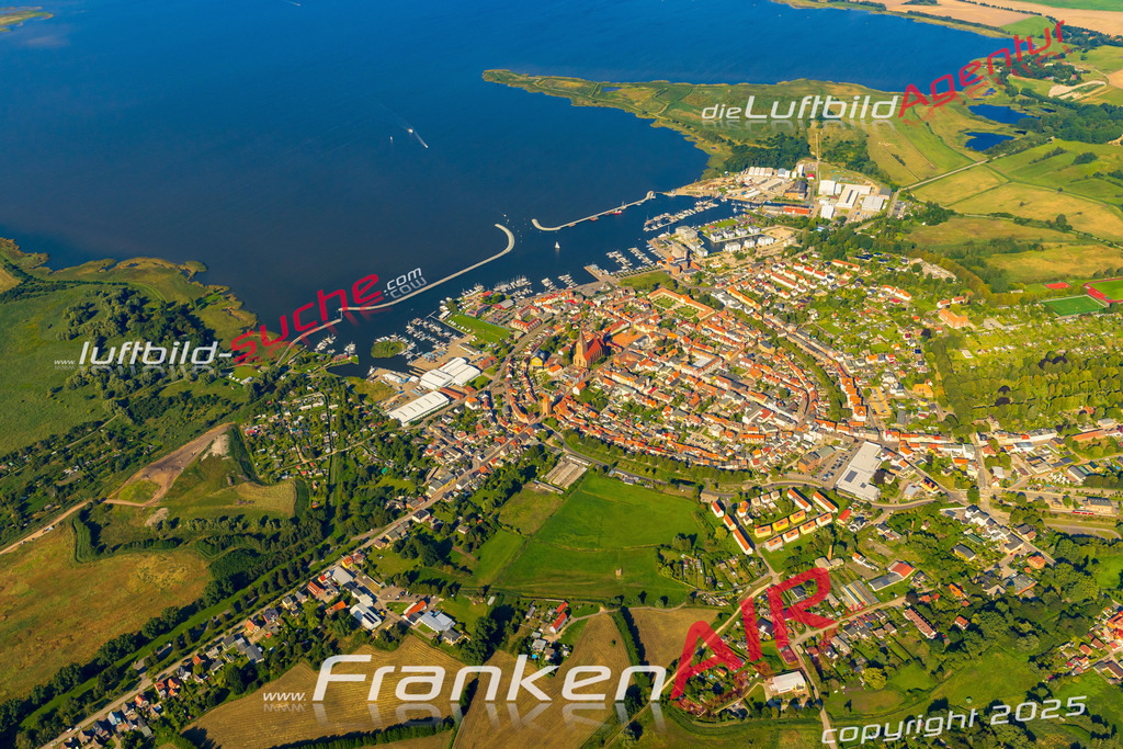 Neue Luftbildaufnahme der Stadt Barth - Das Luftbild wurde 2025 vom UL-Flugzeug heraus erstellt ( keine Drohnenaufnahme ) - Hochauflösende Luftaufnahme - für Wandbilder und großformatige Ausdrucke geeignet. Das besondere Geschenk!Hier alle&nbsp;Infos zur Lizenzierung der LuftaufnahmeWir fliegen auch dieses Jahr wieder in Ihre Region um Luftbilder zu erstellen.- Luftbild anfragen