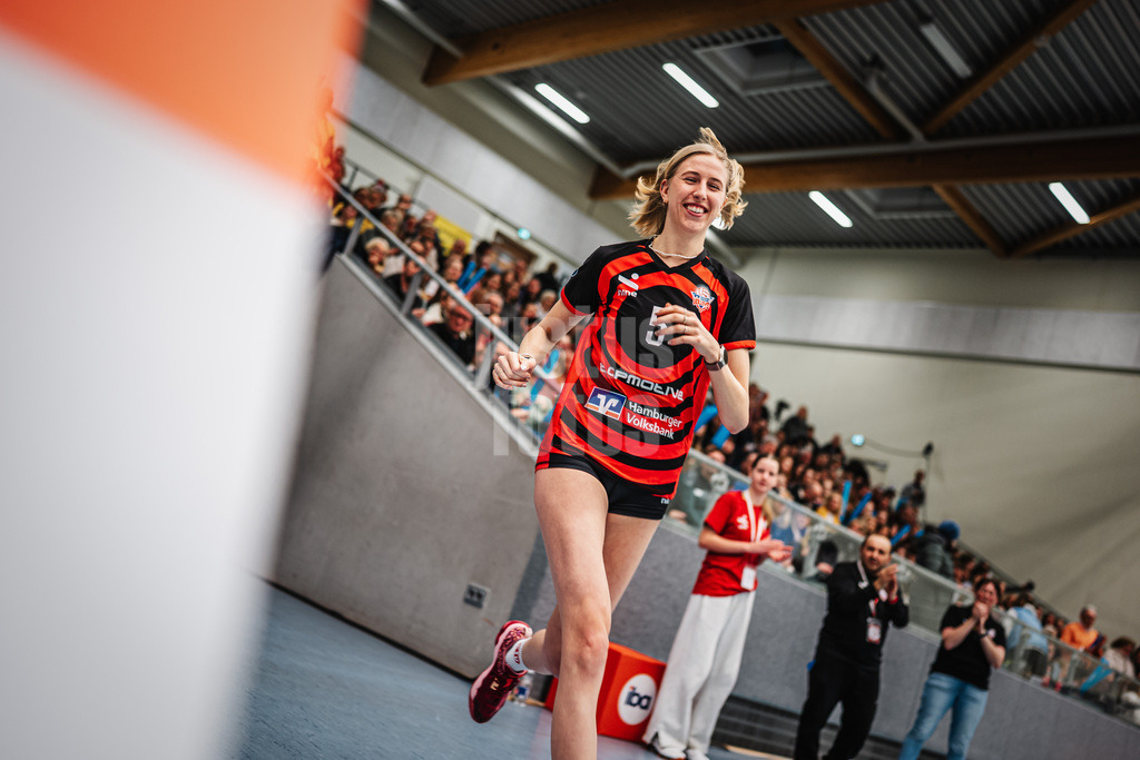 Volleyball | Frauen | Saison 2025/2026 | Volleyball Bundesliga | ETV Hamburger Volksbank Volleys vs. SSC Palmberg Schwerin | 17.01.2026 | Anna Hartig (#5, ETV Hamburger Volksbank Volleys) beim Einlauf in die Arena