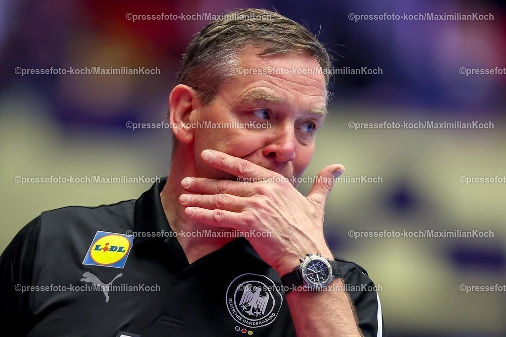 EHF19012602161 | 19.01.2026, Handball, Men's EHF EURO 2026, Deutschland - Spanien, Jyske Bank Boxen in Herning, Dänemark, Preliminary Round: Headcoach Alfred Gislason (Germany #hc) gestikulierend am Spielfeldrand  