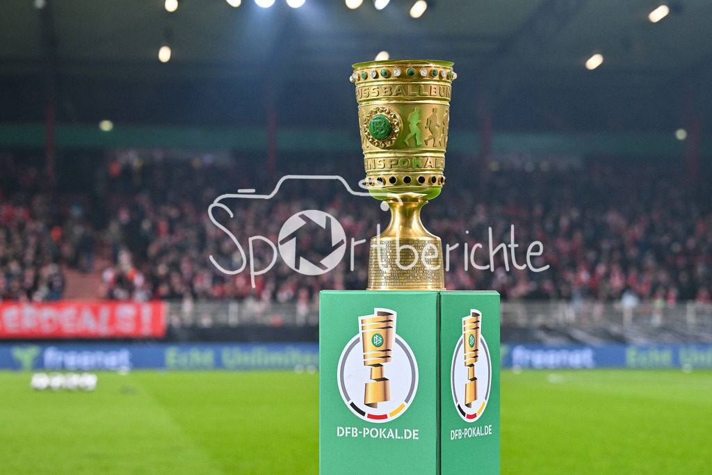 1. FC Union Berlin - FC Bayern München | BERLIN, GERMANY - 03. DECEMBER: im Bild das Objekt der Begierde - der DFB Pokal / Symbolbild vor dem Match zwischen dem 1. FC Union Berlin und dem FC Bayern München beim Achtelfinale des DFB-Pokales im Stadion an der alten Försterei