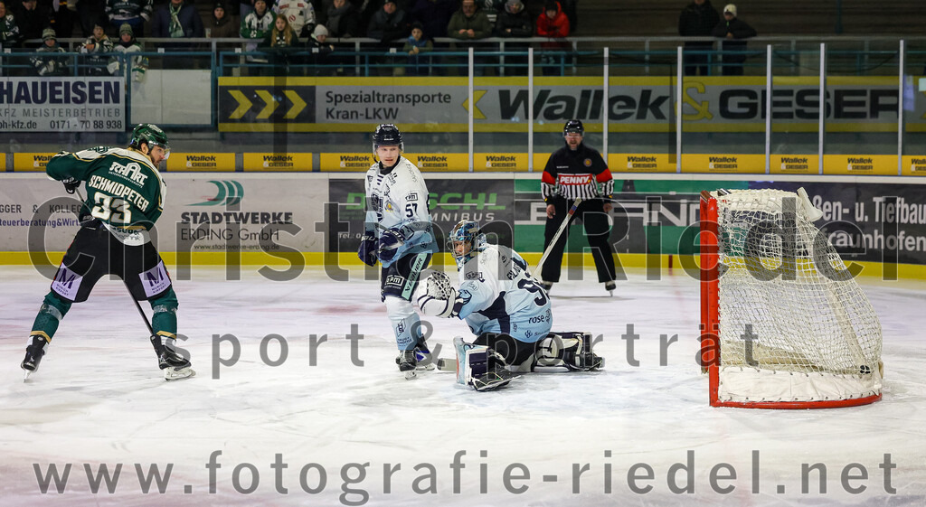 2026-01-06_027_TSV_Erding_gegen_EV_Lindau_Islanders | Erding, Deutschland, 06.01.2026:Eishockey, Oberliga Süd 2025 / 2026, 35. Spieltag, TSV Erding gegen EV Lindau Islanders, Endergebnis: 2:5Marc Schmidpeter (Erding Gladiators, #33), Marvin Feigl (EV Lindau Islanders, #57), Torwart Daniel Filimonov (EV Lindau Islanders, #96)Foto: Christian Riedel / fotografie-riedel.net