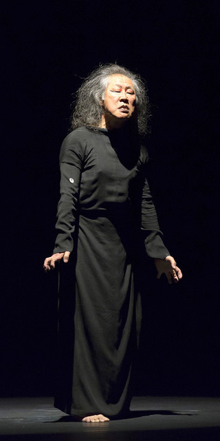 Tadashi Endo - HaDo - waves movement | Digital Fotografie für großformatige FineArtPrint, im Junges Theater Göttingen 2017, Butoh Tänzer Tadashi Endo: http://www.butoh-ma.de/
Digital photography for large format FineArtPrint, in Junges Theater Göttingen 2017, Butoh Tänzer Tadashi Endo: http://www.butoh-ma.de/
 - Realisiert mit Pictrs.com