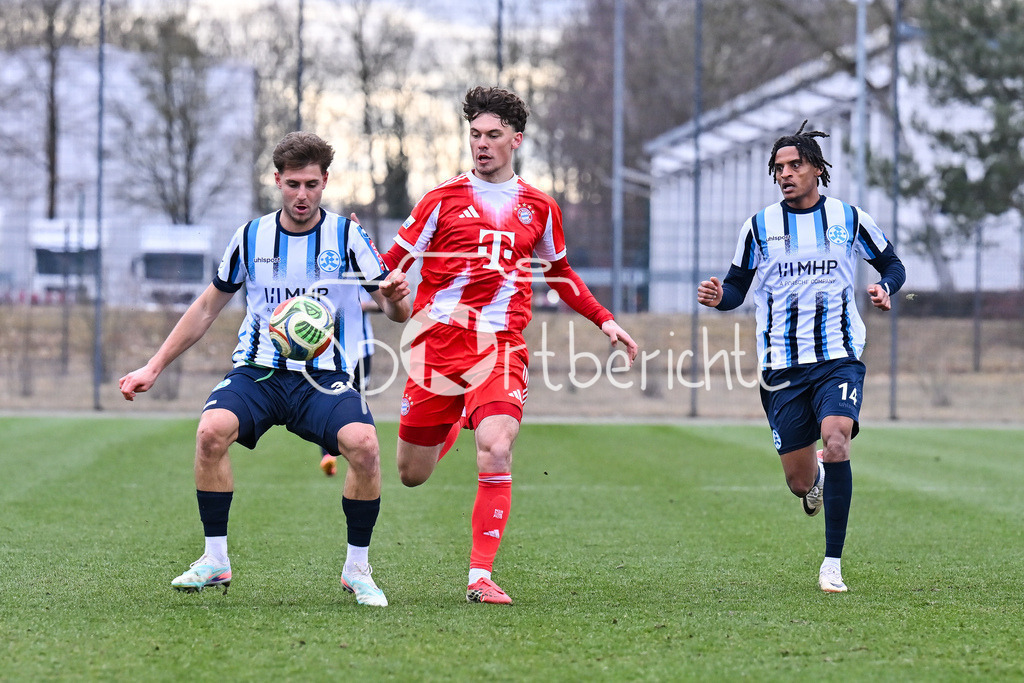 FC Bayern Amateure - Stuttgarter Kickers | MUNICH, GERMANY - 07. FEBRUARY: v. l. Mario BORAC (Stuttgarter Kickers 36), Louis RICHTER (FC Bayern München II 7) und Melkamu Benjamin Daniel FREUENDORF (Stuttgarter Kickers 14) während dem Testspiel zwischen den Amateuren des FC Bayern und den Stuttgarter Kickers am FC Bayern Campus