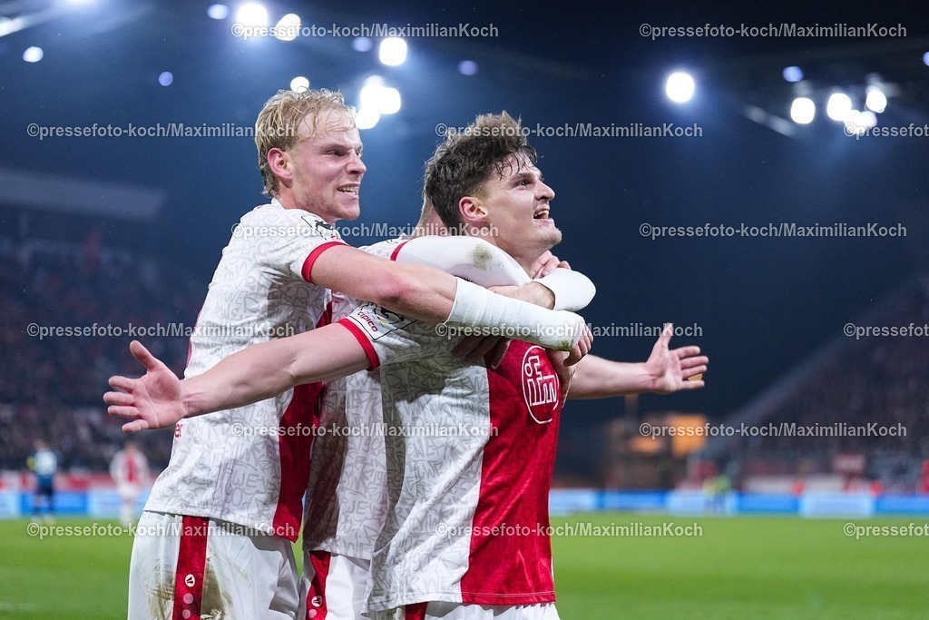 xYDRx01022601041 | 01.02.2026, xydrx, Fußball, 3.Liga, Rot-Weiss Essen - SV Wehen Wiesbaden, Saison 2025 2026, Stadion an der Hafenstraße: Torjubel nach dem Tor zum 1:0 für Rot-Weiss Essen durch Torschütze Marek Janssen (Rot-Weiss Essen #20) zusammen Ben Huening (Rot-Weiss Essen #15) DFB regulations prohibit any use of photographs as image sequences and or quasi-video. Photo: xYannisxDreimannxPressefotoKochx