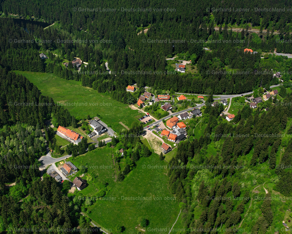 2638579 | ALTENAU 09.06.2006 Wald- Gebiete und Forstflächen umsäumen das Siedlungsgebiet des Dorfes in Altenau im Bundesland Niedersachsen, Deutschland // Village - view on the edge of forested areas in Altenau in the state Lower Saxony, Germany Foto: Gerhard Launer
