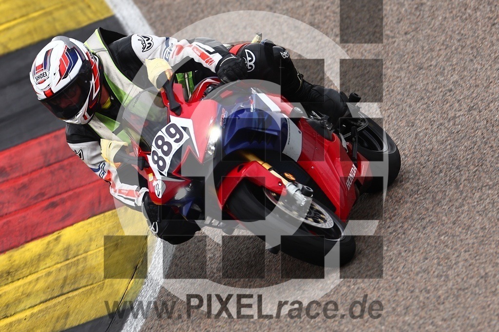 0889-20240819_00291 | Schöne Erinnerungen an spannende Momente - das festzuhalten ist unser Job. PIXELrace.de ist seit 2003 auf den Rennstrecken Europas unterwegs um die Action draußen beim Fahren und die wunderbare Stimmung imm Fahrerlager für euch einzufangen.