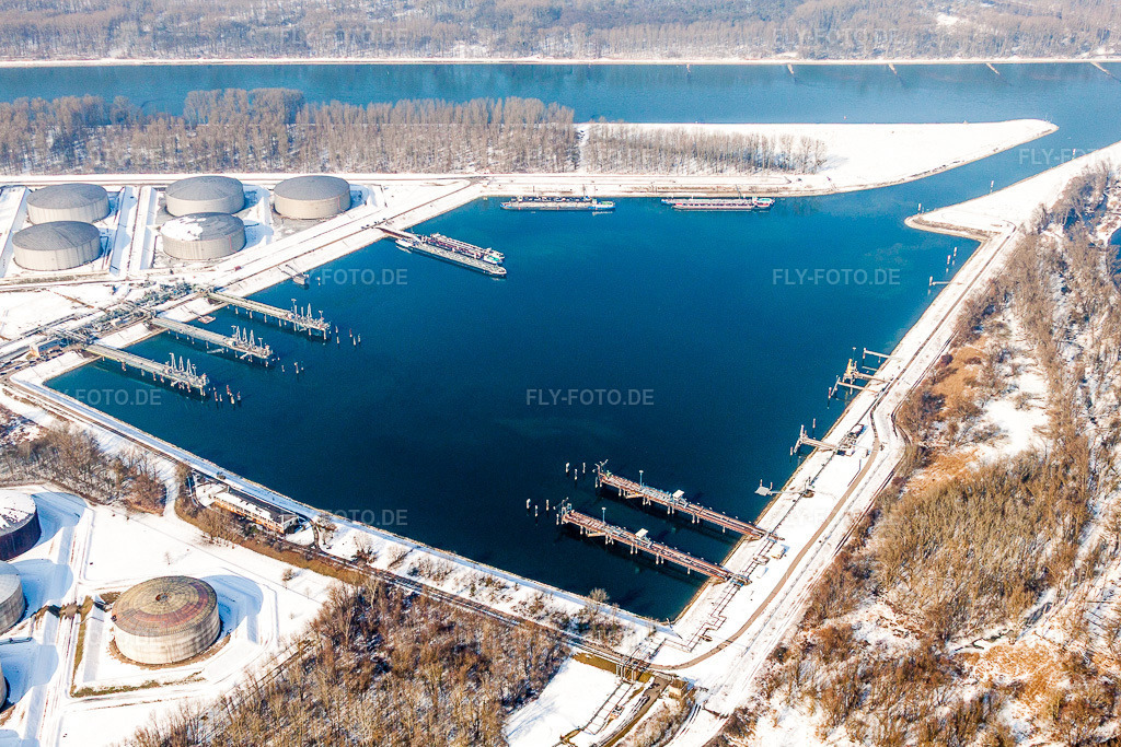 Luftbild: Winterlich schneebedeckte Kaianlagen und Schiffs- Anlegestellen der Binnenschiffahrt mit Verlade- Terminals am Binnenhafen Ölhafen Karlsruhe im Ortsteil Knielingen in Karlsruhe im Bundesland Baden-Württemberg in Deutschland. Foto: IMG_24257.jpg vom 16.02.2010 durch Werner Riehm/FLY-FOTO.de