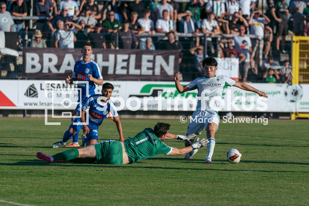 SSVg Velbert 02 – Borussia Mönchengladbach | Jeremias Heufken (SSVg Velbert 02) gegen Shuto Machino (Borussia Mönchengladbach). Testspiel zwischen der SSVg Velbert 02 und Borussia Mönchengladbach in Velbert, 12.08.2026. Endstand: 0:8. sportimfokus / Marcel Schwering - Realisiert mit Pictrs.com