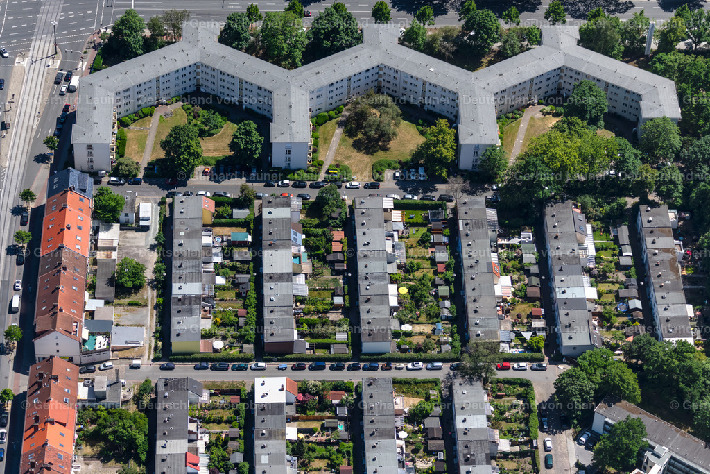 4029471 | BREMEN 01.06.2020 Wohngebiet der Mehrfamilienhaussiedlung an der Hansestraße und an der Johann-Bornemacher-Straße im Ortsteil Westend in Bremen, Deutschland. // Residential area of the multi-family house settlement on of Hansestrasse and on Johann-Bornemacher-Strasse in the district Westend in Bremen, Germany. Foto: Gerhard Launer